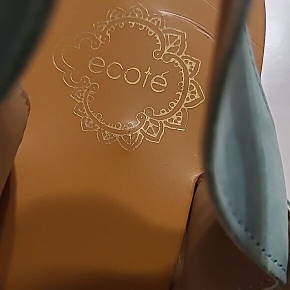 8 WORN ONCE ECOTE SAGE GREEN LEATHER BOHO THING SANDALS LIKE NEW - Picture 2 of 6